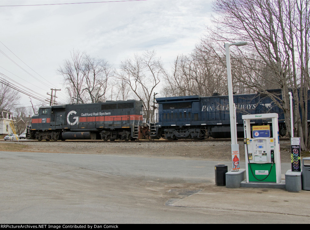 MEC 514 Leads the Rail Extra at Newport